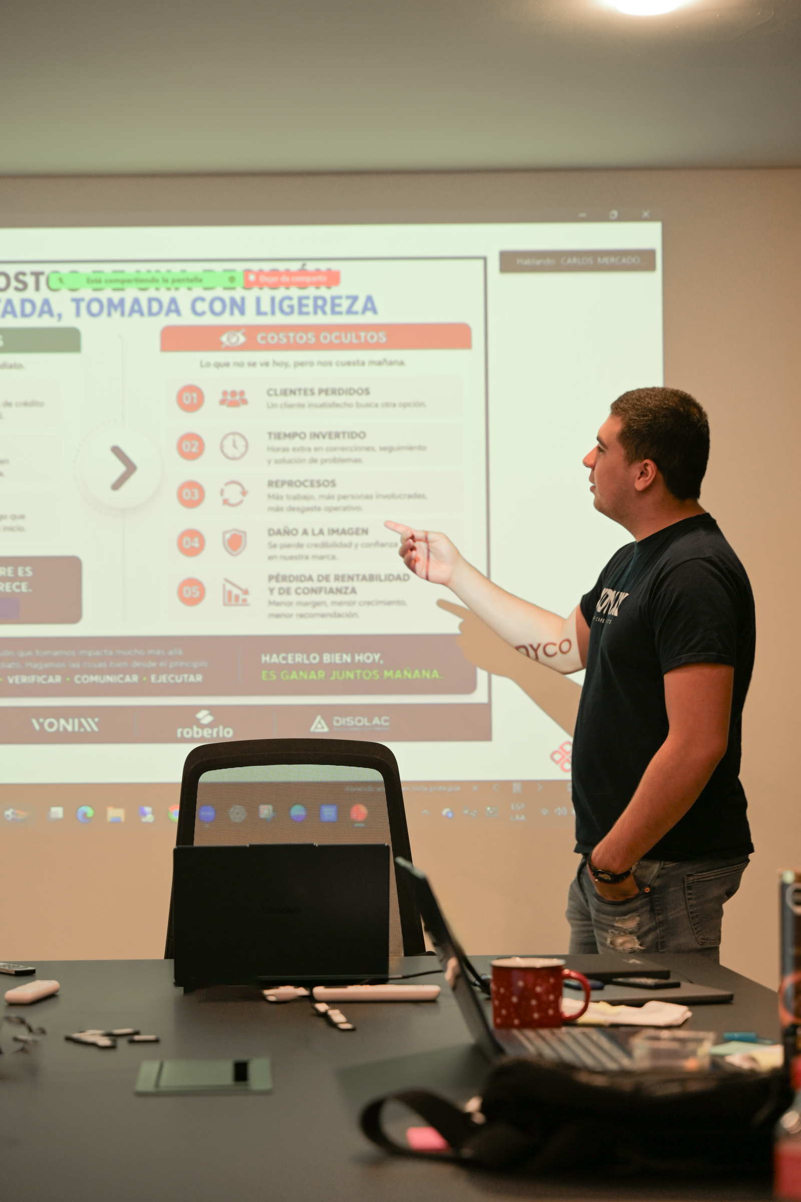 Equipo DYCO presentando resultados y procesos de trabajo